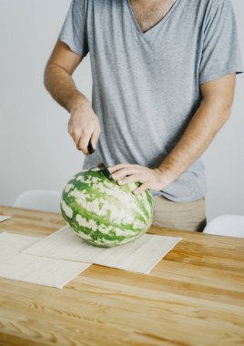 Genç adam bir karpuz keser