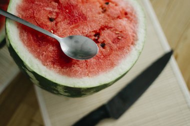 Yarım kaşık ile karpuz