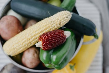 Metal bir tencerede taze sebze