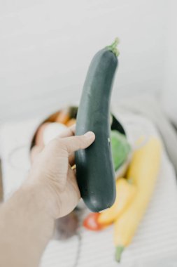 Kabak vegan adam elinde