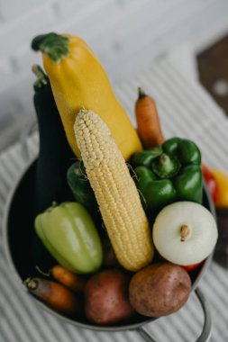 Metal bir tencerede taze sebze