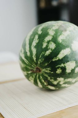 ahşap masa üstünde bütün karpuz