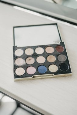 Kalıcı makyaj gölgeler paleti