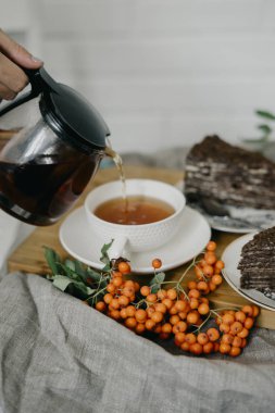 Siyah çay bir fincan dökme