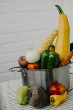 Metal bir tencerede taze sebze