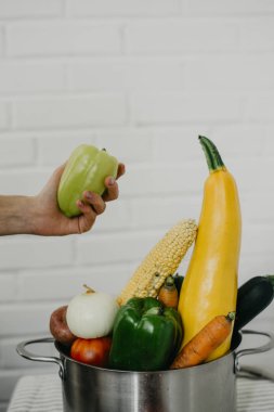 El metal bir tencerede sebzeli