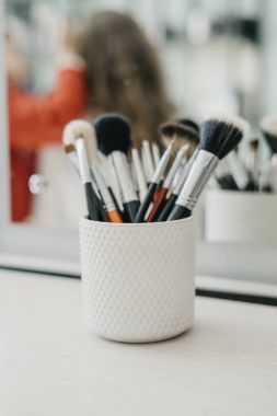 Masanın üzerine makyaj fırçaları