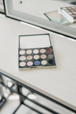 Kalıcı makyaj gölgeler paleti