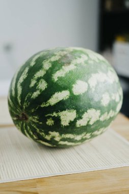 ahşap masa üstünde bütün karpuz