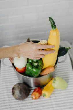 El metal bir tencerede sebzeli