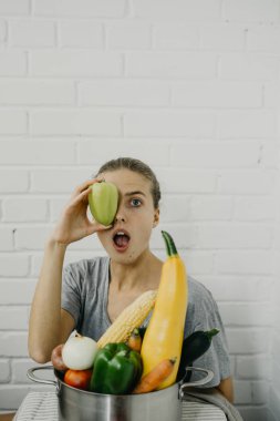 Sebze metal bir tencerede kızla