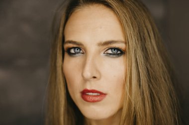 Makyajlı ve saç stili olan güzel bir kadın. 