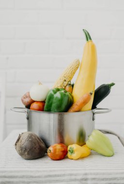 Metal bir tencerede taze sebze