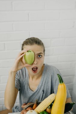 Sebze metal bir tencerede kızla