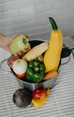 El metal bir tencerede sebzeli