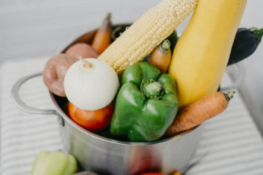 Metal bir tencerede taze sebze