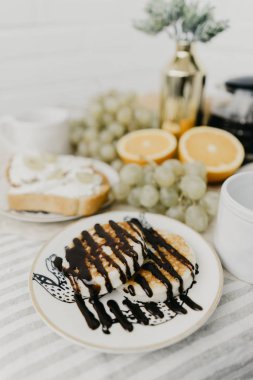 Masanın üzerinde Fransız Kahvaltı