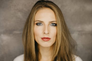 Makyajlı ve saç stili olan güzel bir kadın. 