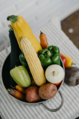 Metal bir tencerede taze sebze