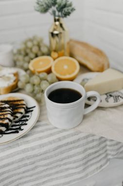 Masanın üzerinde Fransız Kahvaltı