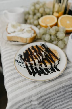 Masanın üzerinde Fransız Kahvaltı