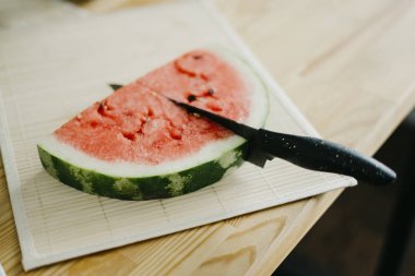 Bir masaya karpuz dilimli 