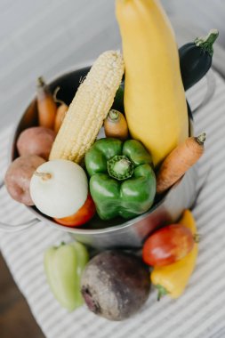 Metal bir tencerede taze sebze