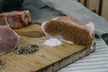 Taze domuz eti bonfile gemide