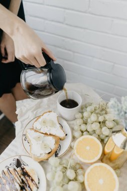 Kahvaltı masasında hizmet veren kadın Fransız