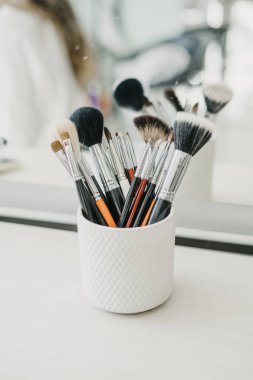 Masanın üzerine makyaj fırçaları