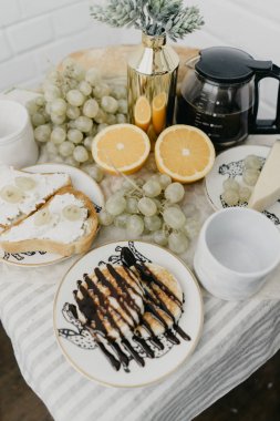 Masanın üzerinde Fransız Kahvaltı