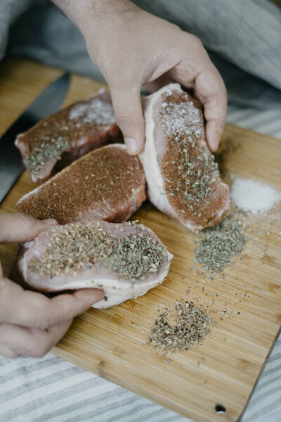 Шеф-повар, подающий бифштекс
 