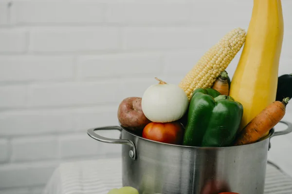 Metal bir tencerede taze sebze