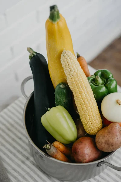 Metal bir tencerede taze sebze