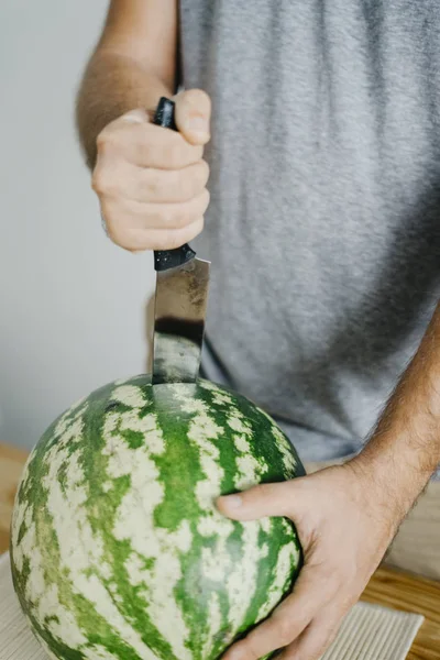 Genç adam bir karpuz keser