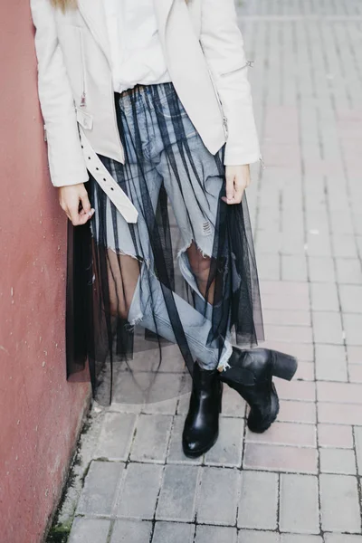 Femme en veste blanche près du mur rouge — Photo