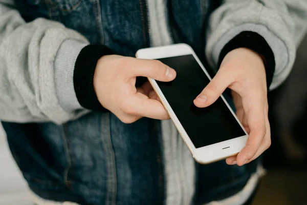 Junges Mädchen mit Smartphone in der Hand — Stockfoto