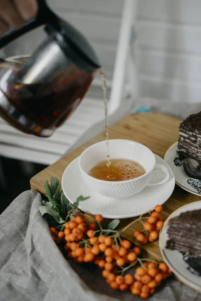 Siyah çay bir fincan dökme