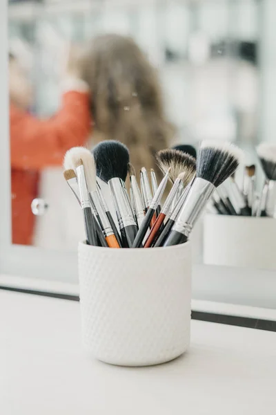 Masanın üzerine makyaj fırçaları