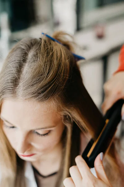 Дівчина робить укладання волосся в салоні — стокове фото