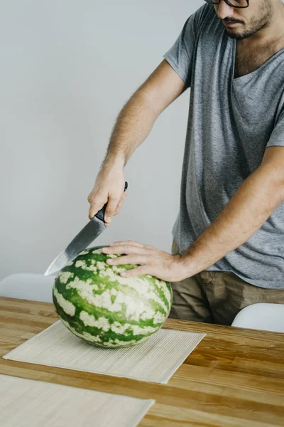 Genç adam bir karpuz keser