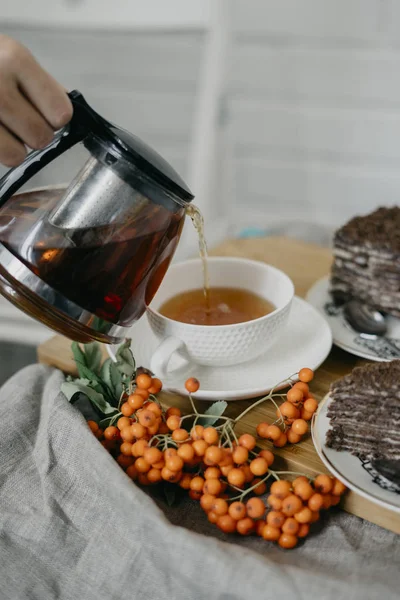 Siyah çay bir fincan dökme