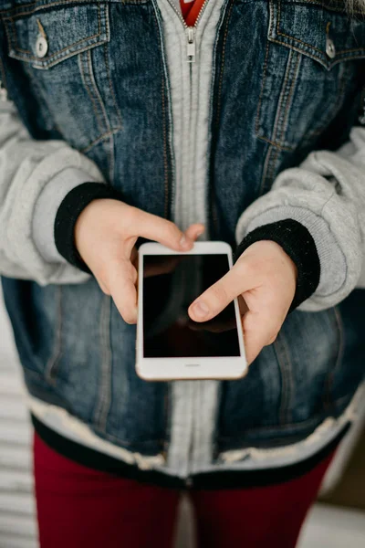 Elinde smartphone ile genç kız