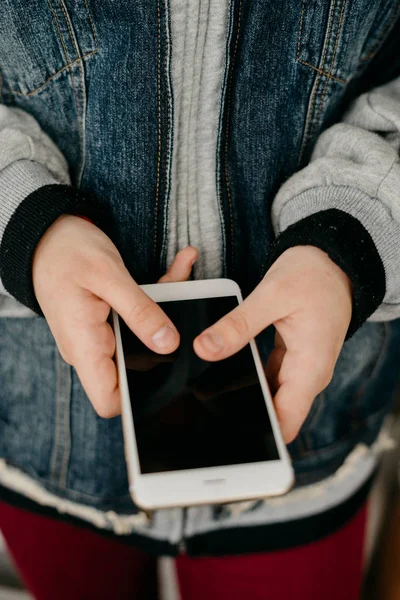 Elinde smartphone ile genç kız