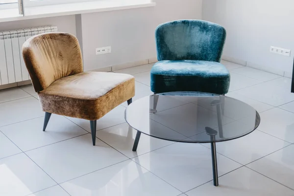 Koltuklar ve masa ofis