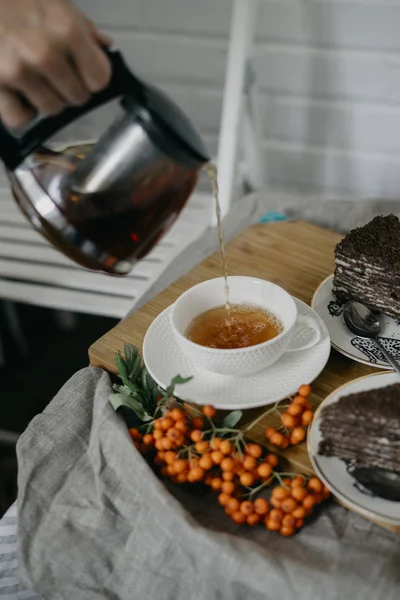 Siyah çay bir fincan dökme