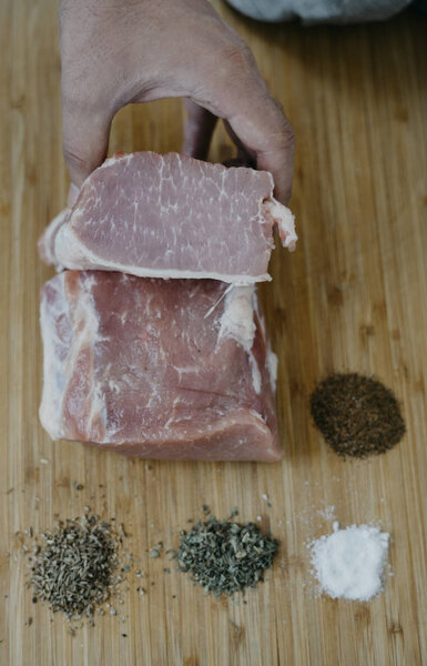 Шеф-повар, подающий бифштекс
 