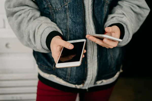 Junges Mädchen mit Smartphones in der Hand — Stockfoto