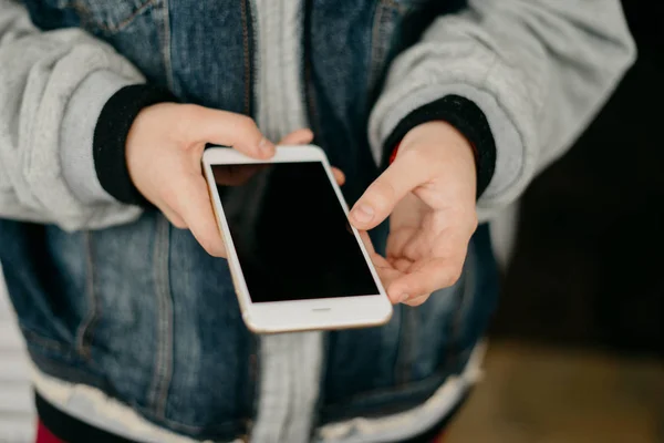 Mladá dívka s smartphone v rukou — Stock fotografie