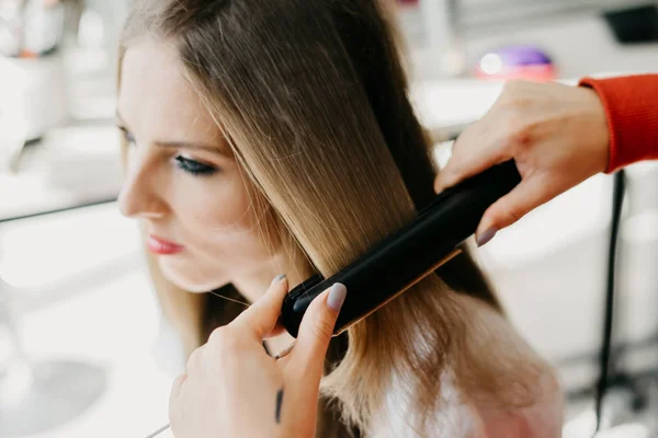 Mädchen macht Haar-Styling im Salon — Stockfoto